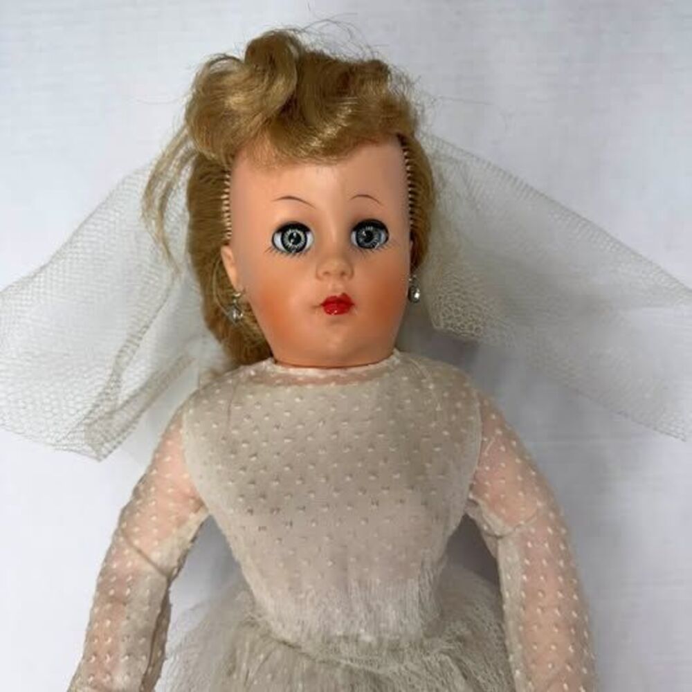 Vintage Bride Doll in White Lace Gown 1950s - Picture 2 of 10